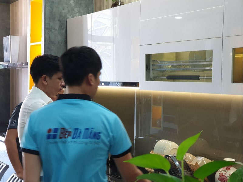 Tư vấn tủ bếp tại showroom Bếp Đà Nẵng cho khách hàng Tư vấn tủ bếp tại showroom Bếp Đà Nẵng cho khách hàng