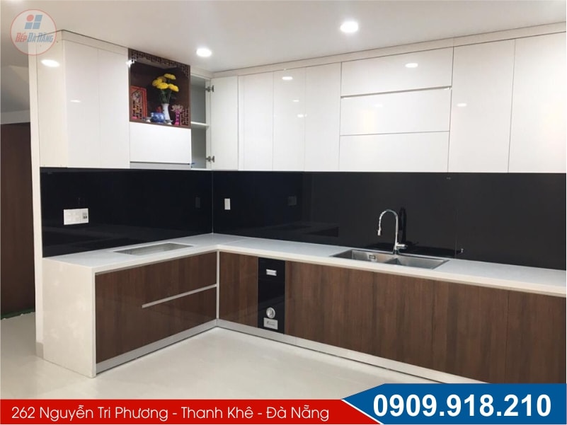 Mẫu tủ bếp có bàn thờ ông táo tại Đà Nẵng Mẫu tủ bếp có bàn thờ ông táo tại Đà Nẵng