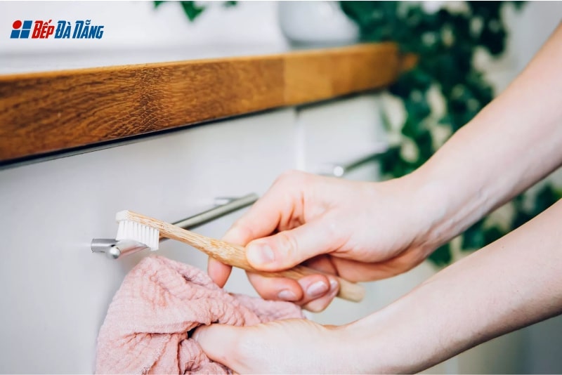 vệ sinh tay cầm cánh tủ bếp