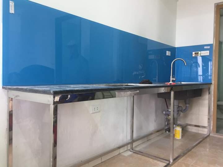 Kính ốp bếp màu xanh dương (xanh nước biển)